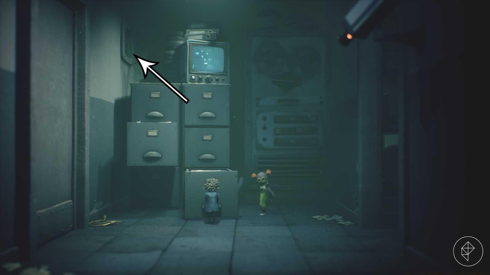 A small opening to bypass the security camera in Little Nightmares 3.